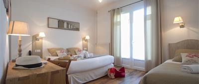 Chambre Triple à l'Hôtel Le Vert Bois, hôtel de charme 3 étoiles avec piscine à 900 mètres de la plage sur l'Ile d'Oléron en Charente Maritime